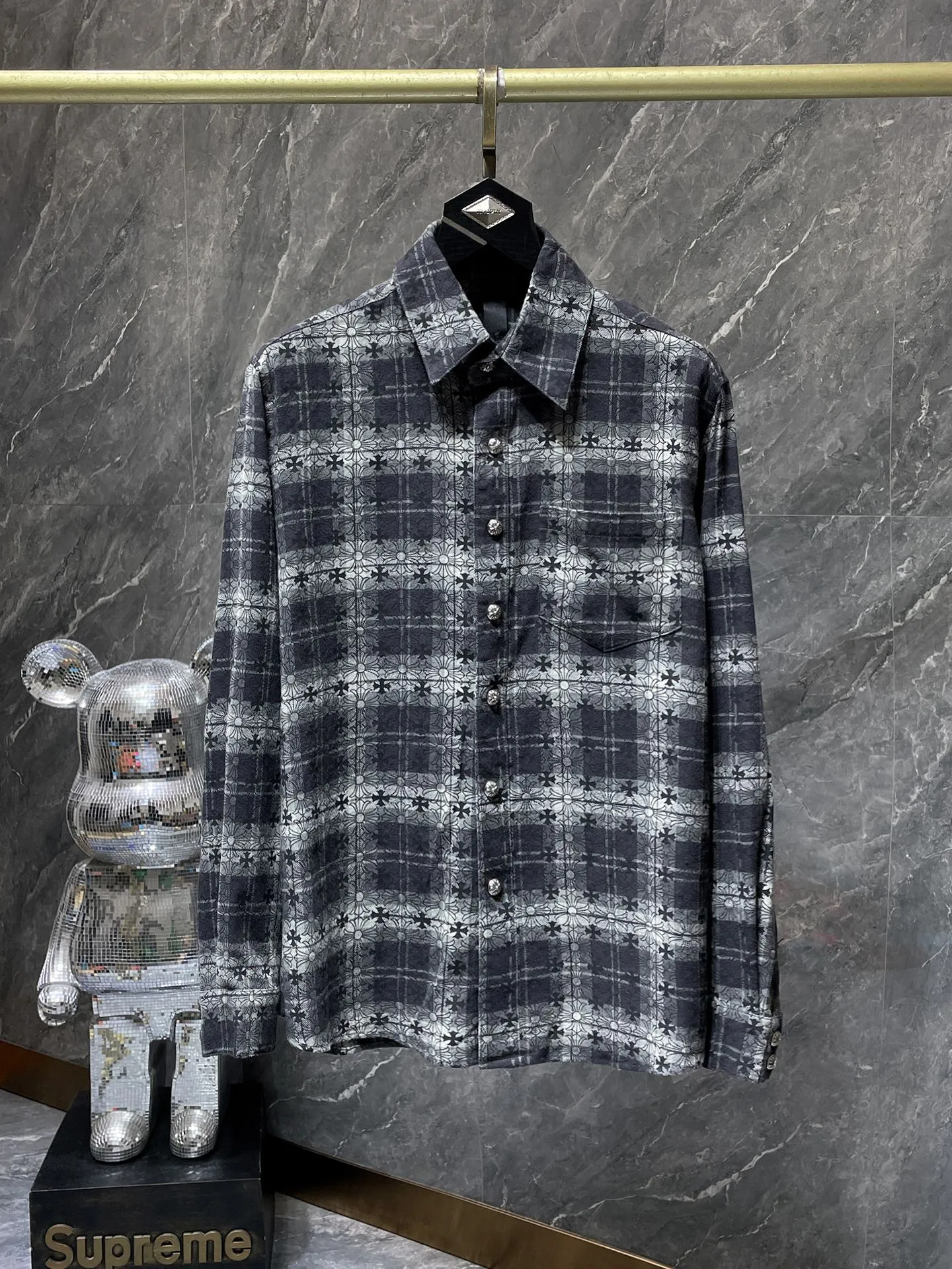P256 Chrome Hearts 🍁Shirt series🍁 The same style as the star Autumn and winter classic patchwork leather full cross dark pattern all-over printed plaid shirt Whole body plaid alignment Cuffs sheepskin upper and lower alignment Original molding, customized version bronze silver four-buttons Specially customized version high gram weight original shirt fabric Can be worn as a jacket or as a base Essential clothing artifact Recommended color: Customized version gray blue Code numbers: S, M, L, XL